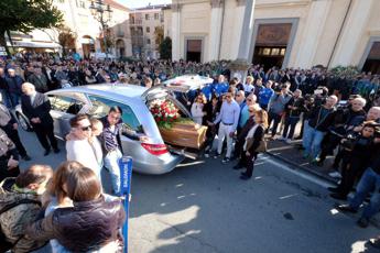 Matilde Lorenzi, folla ai funerali. La madre: “Continua a sciare dove sei”