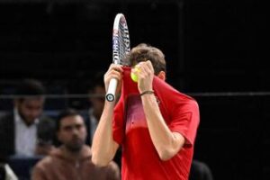 Medvedev, rabbia dopo sconfitta: il lancio di racchetta finisce male – Video