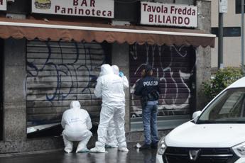 Milano, tenta di rapinare un bar: ucciso dal titolare