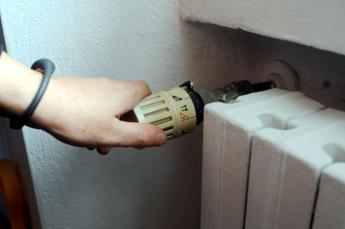 Riscaldamento, da Milano a Bologna freddo anticipato: date e regole per accendere i termosifoni