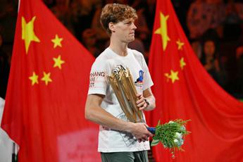 Sinner trionfa a Shanghai, Djokovic battuto in finale