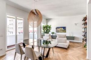 Un trilocale in centro città diventa una silenziosa oasi urbana inondata dalla luce grazie ai serramenti Oknoplast