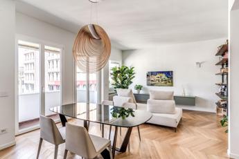 Un trilocale in centro città diventa una silenziosa oasi urbana inondata dalla luce grazie ai serramenti Oknoplast