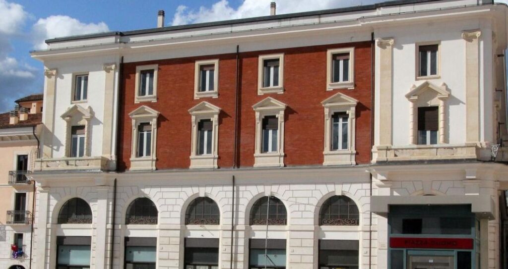 L'Aquila, Azione "malissimo il tentativo di cancellare la vocazione commerciale di Palazzo Federici in piazza Duomo"