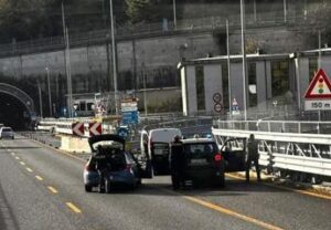 Bellano, inseguimento e sparatoria dopo colpo in banca: un ferito grave