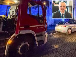 Bruciato il portone di casa dell’eurodeputato FdI Ventola: era in casa con la famiglia