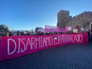 Corteo a Roma contro la violenza sulle donne: “Patriarcato continua ad ucciderci”. Bruciata foto Valditara