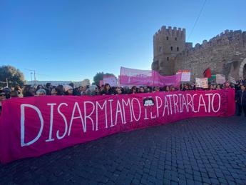 Corteo a Roma contro la violenza sulle donne: “Patriarcato continua ad ucciderci”. Bruciata foto Valditara