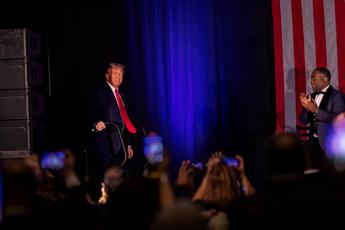 Eurodeputati a gala di Trump, chiesta indagine su mancata dichiarazione spese