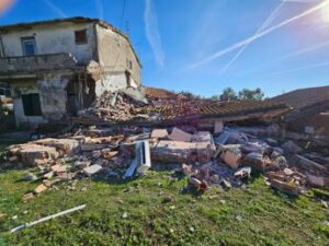 Fiumicino, crolla palazzina: donna estratta viva dalle macerie – Foto