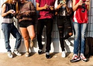 Macron vuole vietare i social agli under 15, lo psicologo Lavenia: “Non è una soluzione, formiamo i ragazzi con il Patentino digitale”