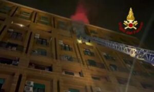 Napoli, tragedia nella notte: giovane morta in rogo di un b&b – Video