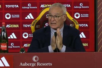 Roma, Ranieri si presenta: “Solo qui sarei tornato ad allenare. Porte aperte a Totti, Dybala e Hummels giocheranno”