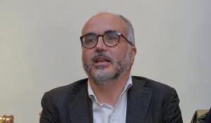 Scuola, Christian Raimo sospeso per 3 mesi da insegnamento dopo offese a ministro Valditara