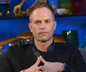 Simone Rugiati denunciato, lo chef litiga coi vicini a Milano: è uscito in strada con un coltello