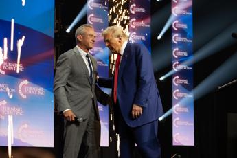 Trump ha scelto, il no vax Kennedy segretario alla Salute: “Guariremo l’America”