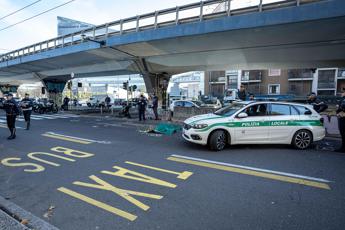Camion travolge e uccide mamma 34enne a Milano, autista è fuggito