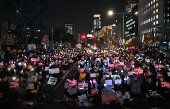 Corea Sud, proteste di massa. Pyongyang rompe il silenzio: “E’ il caos”