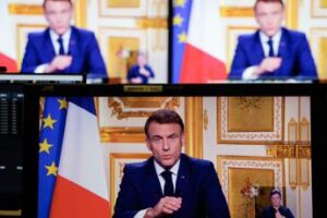 Francia, Macron non si dimette: “Bisogno di unità, presto nuovo premier”