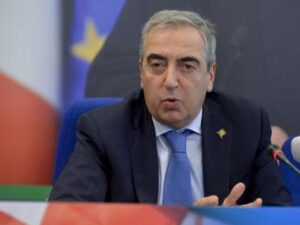 Gasparri: “Aumentare lo stipendio dei ministri? Propongo il contrario: abbassiamo quello dei parlamentari al livello dei ministri”