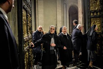 Giubileo, oggi l’apertura della Porta Santa di San Pietro: il significato, le tappe