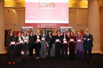 Il Premio “Le Città delle Donne” celebra la sua quarta edizione al Tempio di Vibia Sabina e Adriano: un riconoscimento all’arte e alla cultura femminile