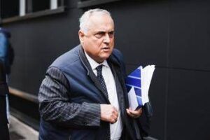 Lotito in questura, presenta denuncia dopo video telefonata virale sui social: “Mio cellulare clonato”