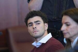 Luigi Mangione incriminato per l’omicidio di Brian Thompson