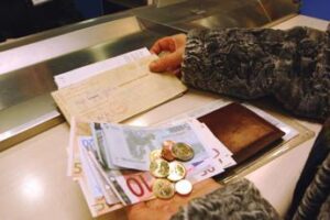 Manovra 2025, in pensione a 64 anni con previdenza complementare: ok a emendamento