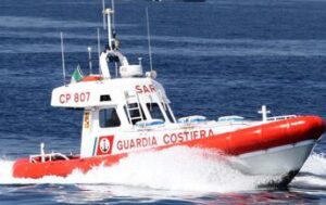 Mare in burrasca, affonda peschereccio a Focene: 2 morti