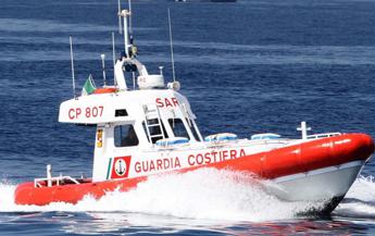 Mare in burrasca, affonda peschereccio a Focene: 2 morti