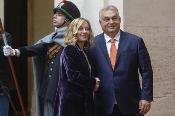 Migranti, Meloni-Orban: “Aggiornare norme Ue per accelerare e aumentare rimpatri”