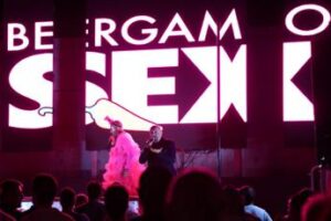 Milano, il Capodanno a luci rosse: il veglione con le ‘star per adulti’