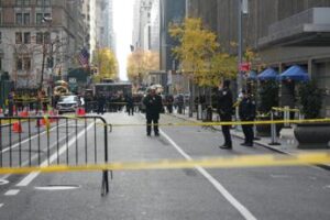 New York, ceo di United Healthcare ucciso a colpi di pistola davanti all’Hilton
