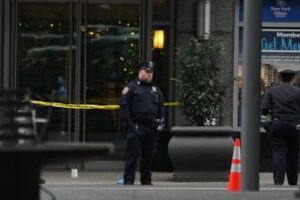 Omicidio Thompson, arrestato Luigi Mangione. Dalla pistola al manifesto, le indagini