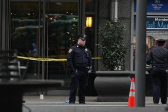 Omicidio Thompson, arrestato Luigi Mangione. Dalla pistola al manifesto, le indagini