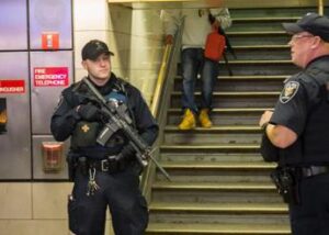 Orrore a New York, donna bruciata viva sulla metro