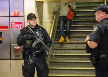 Orrore a New York, donna bruciata viva sulla metro