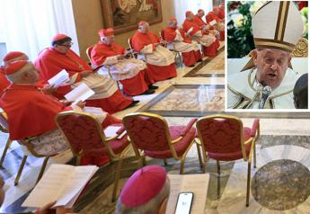 Papa al Concistoro con un ematoma sotto il mento