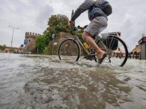 Più caldo ed eventi estremi in Italia, come sarà il clima fino al 2100