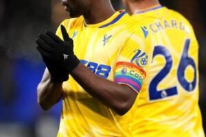 Premier, polemiche su Guehi: scrive “Io amo Gesù” sulla fascia arcobaleno