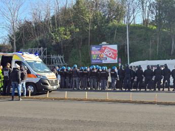 Roma, scontri durante sgombero Forte Portuense: feriti agenti e manifestanti