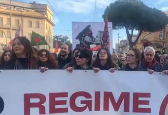 “Siamo 50.000”, a Roma il corteo contro il ddl sicurezza. Manifesto con bacio Meloni-Mussolini