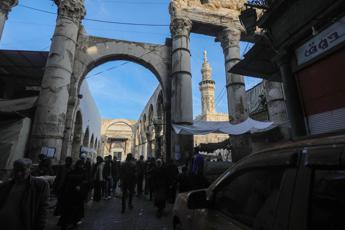 Siria, nel carcere mattatoio di Assad non c’è più nessuno. Media: tank Israele a 20 km da Damasco