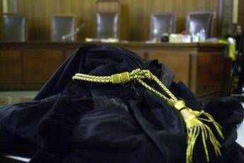 Strage in famiglia, inizia il processo. Pm: “Responsabilità del marito e della coppia”
