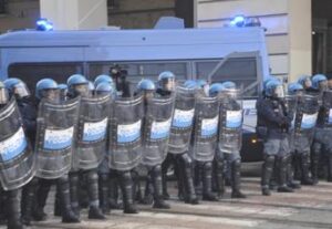 Torino, tensioni davanti al Politecnico: lanci di pietre contro forze dell’ordine