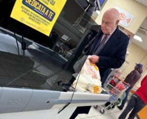 Un ministro al supermercato, Nordio fa la spesa a Trastevere