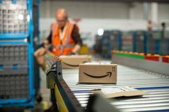 Amazon aumenta a 1.876 euro salario mensile lordo di ingresso per dipendenti rete logistica