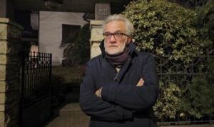 Bimba 3 anni trova pistola e parte un colpo, il sindaco: “Non demonizzare armi”