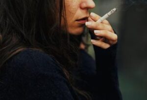 Divieti di fumo in Italia bocciati dal web, 10 post negativi contro 1: la ricerca
